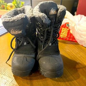 Snow boots, kids size 12